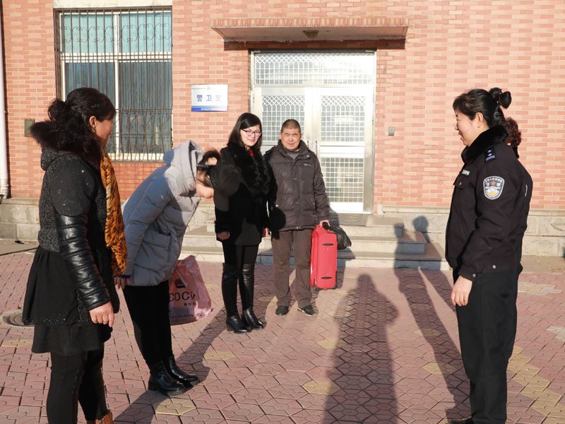 （用）為表示感謝，戒毒學(xué)員向護(hù)送自己回家的干警鞠躬表示感謝