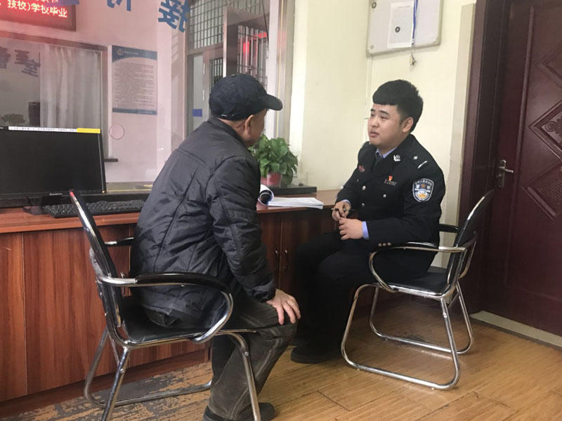 王帥耐心接待來報(bào)案的老大爺