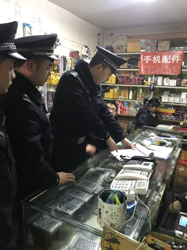 王帥（左二）和同事在附近商戶和居民區(qū)內(nèi)巡邏，詢問情況