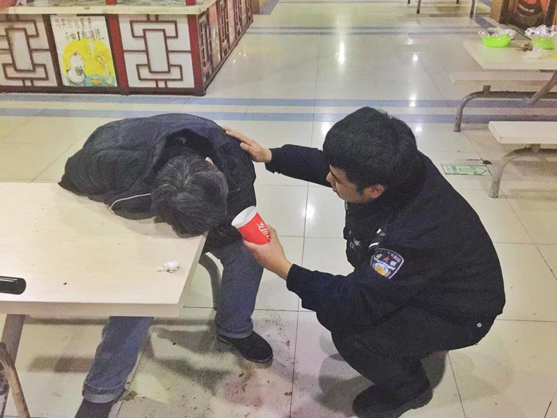 王帥給醉漢遞上白開水