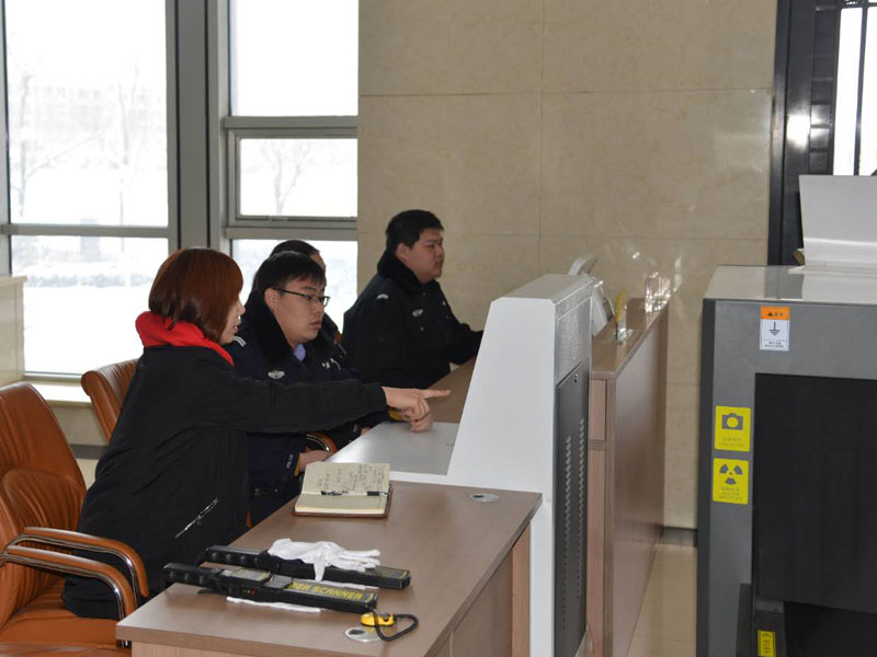 圖一，記者在安檢處體驗(yàn)安檢工作