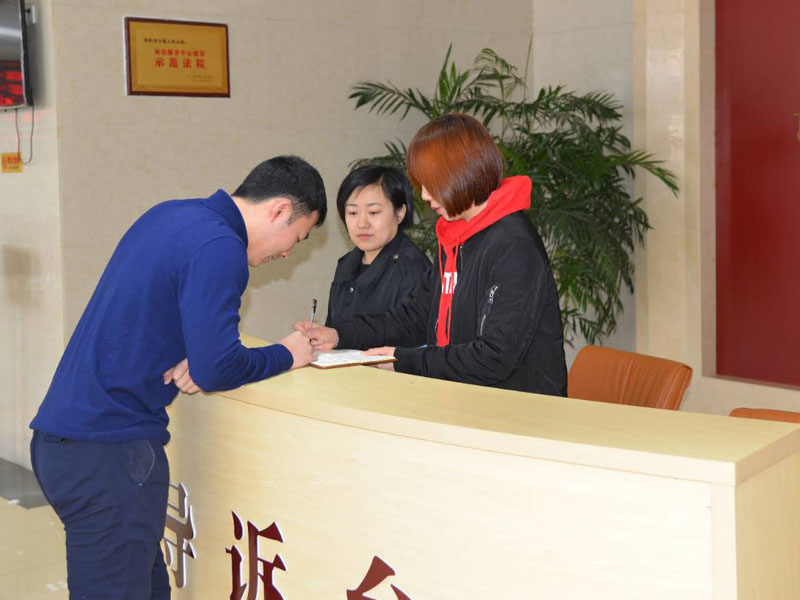 圖二，記者和導(dǎo)訴臺(tái)工作人員一起指引市民查詢信息