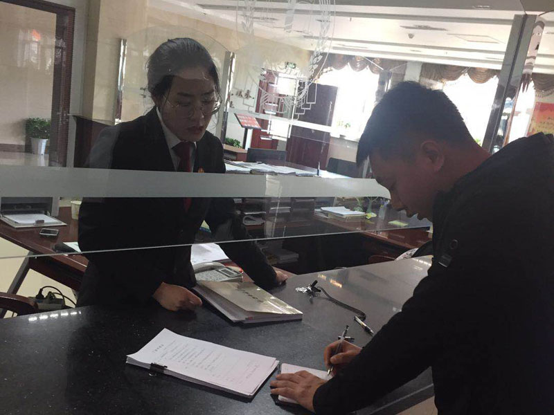 記者現(xiàn)場(chǎng)了解民事商事窗口工作人員的工作量