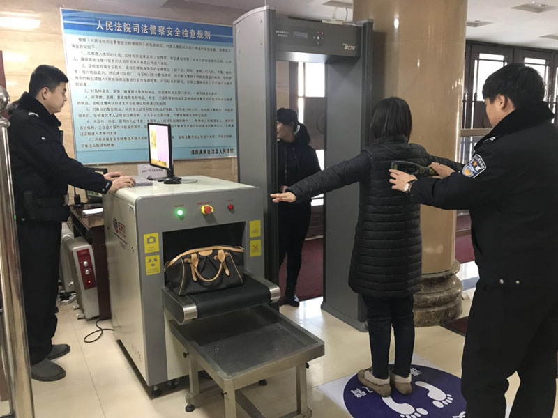 法警對當事人例行安檢1