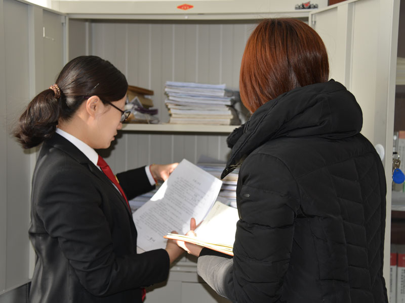 圖五，周新蕊向記者介紹案件情況