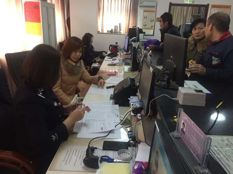 圖一，記者在辦證大廳體驗戶籍民警工作