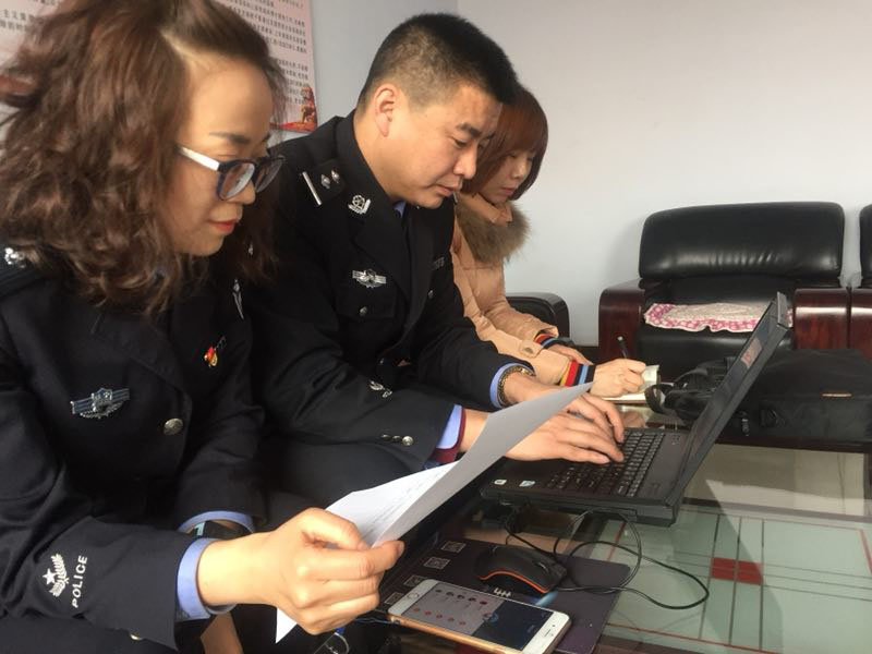 圖五副大隊長許艷莉、民警方志遠(yuǎn)錄入信息