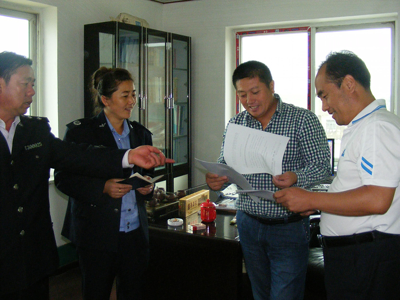 劉瑞杰（左二）參與群眾調(diào)解