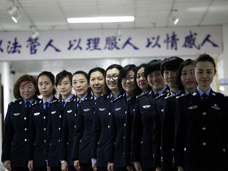 “以法管人、以理服人、以情感人”是這些有著大愛之心的女管教們的工作準則1