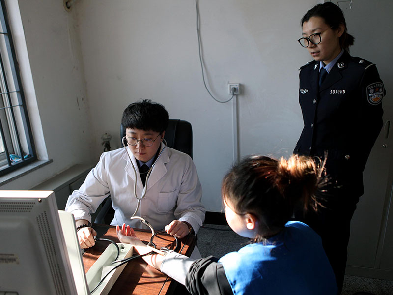 每個女管教對在押人員的身體狀況極為關心，一發(fā)現(xiàn)異常就立即帶她們到醫(yī)務室進行檢查。