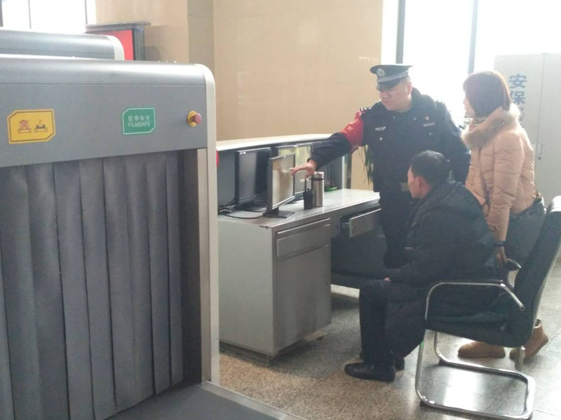 圖四，記者體驗(yàn)安檢工作