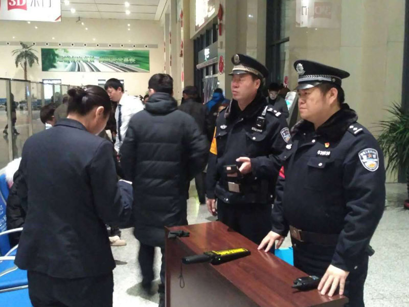 圖五，高弘毅和民警疏導(dǎo)乘客