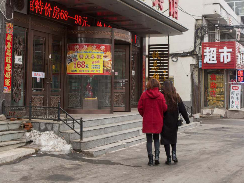 圖四，記者跟便衣女警一起走進賓館暗訪