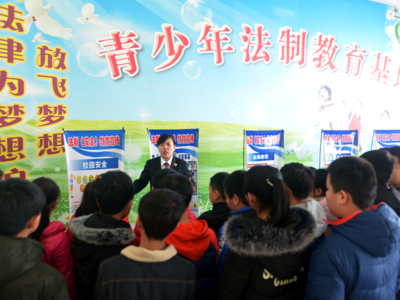 檢察官對學(xué)生們進(jìn)行未成年人犯罪預(yù)防教育