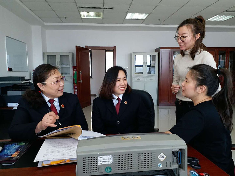 張曉荔(左一)指導(dǎo)年輕檢察官分析案情