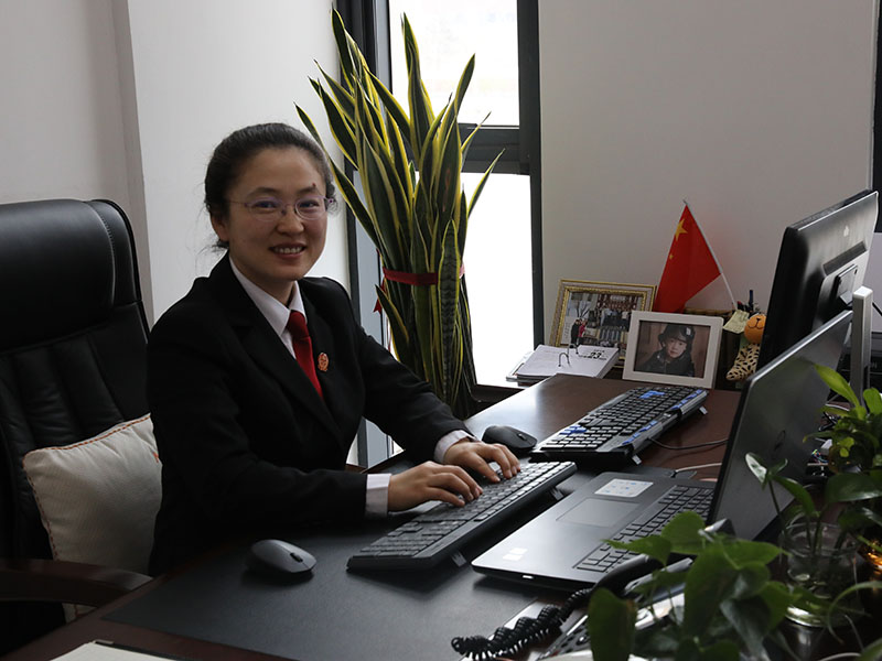 盤(pán)錦中院機(jī)關(guān)黨委專(zhuān)職副書(shū)記 李丹丹