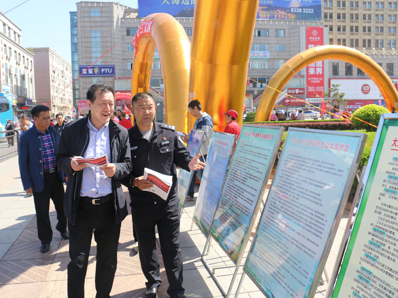 王繼曉（左二，最左邊的人裁掉）在活動(dòng)現(xiàn)場巡視1