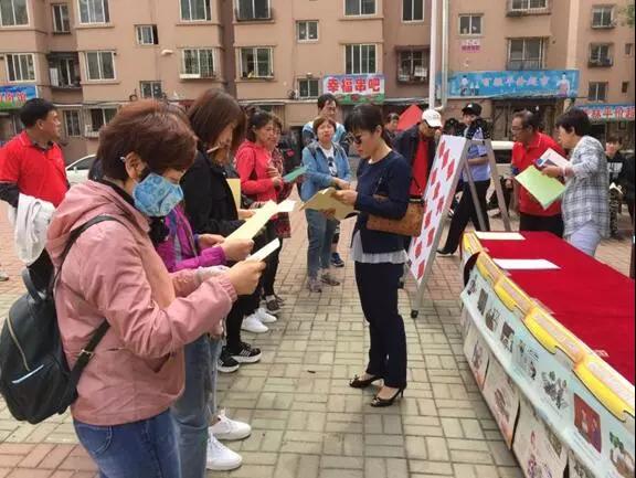 現(xiàn)場發(fā)放護(hù)路宣傳單