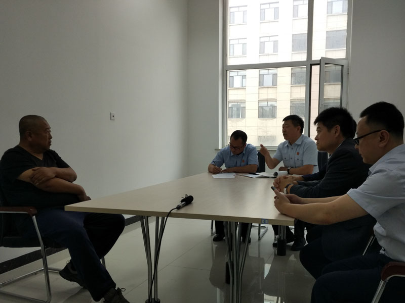 法庫(kù)縣人民法院執(zhí)行局組織申請(qǐng)執(zhí)行人與被執(zhí)行人見(jiàn)面，敦促被執(zhí)行人履行還款義務(wù)