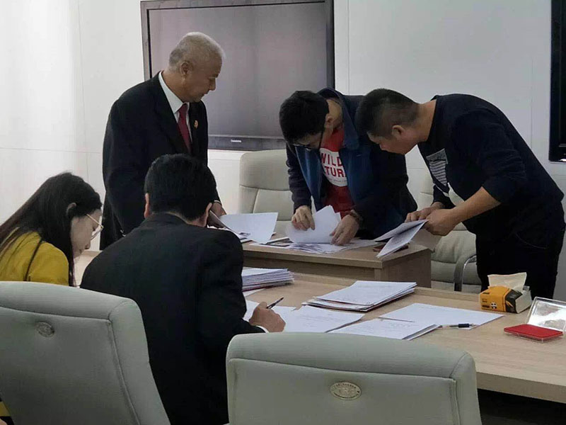 配文1：雙方當(dāng)事人達(dá)成和解，并在和解協(xié)議上簽字