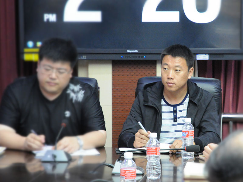 劉宏在案情分析會上聆聽民警分析案情