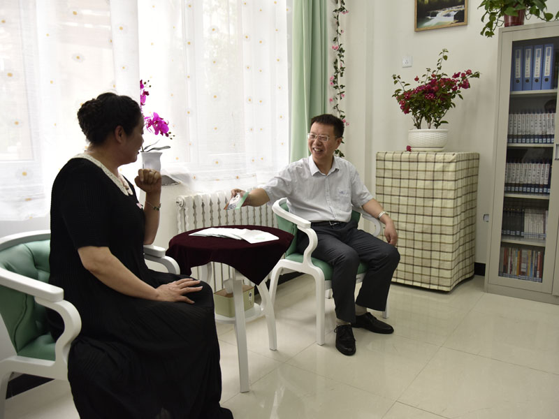 錦州市委副書記張軍(右)體驗心理咨詢服務