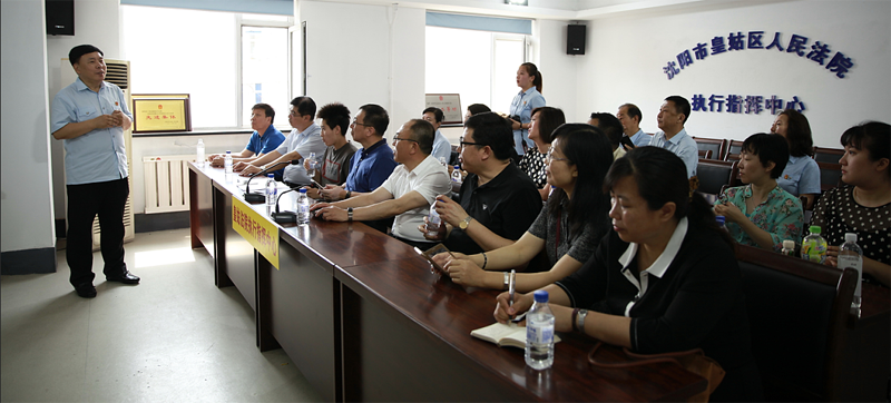 皇姑區(qū)法院院長張立斌向代表委員們介紹執(zhí)行指揮中心