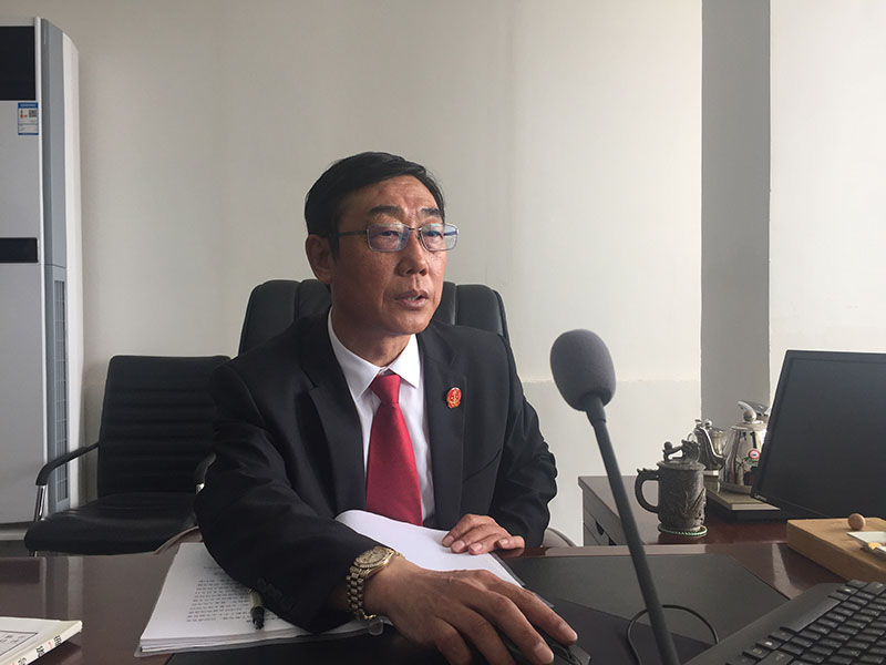 李為國專心寫案卷