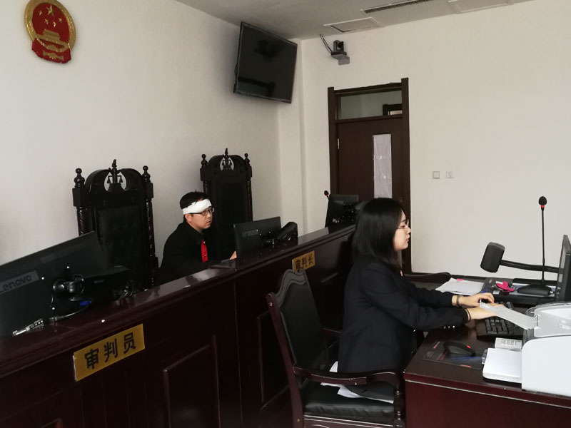 法官張超（左）帶傷開庭審案11111