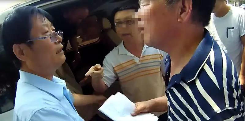 “老賴”李某（右一）被強(qiáng)制拘傳