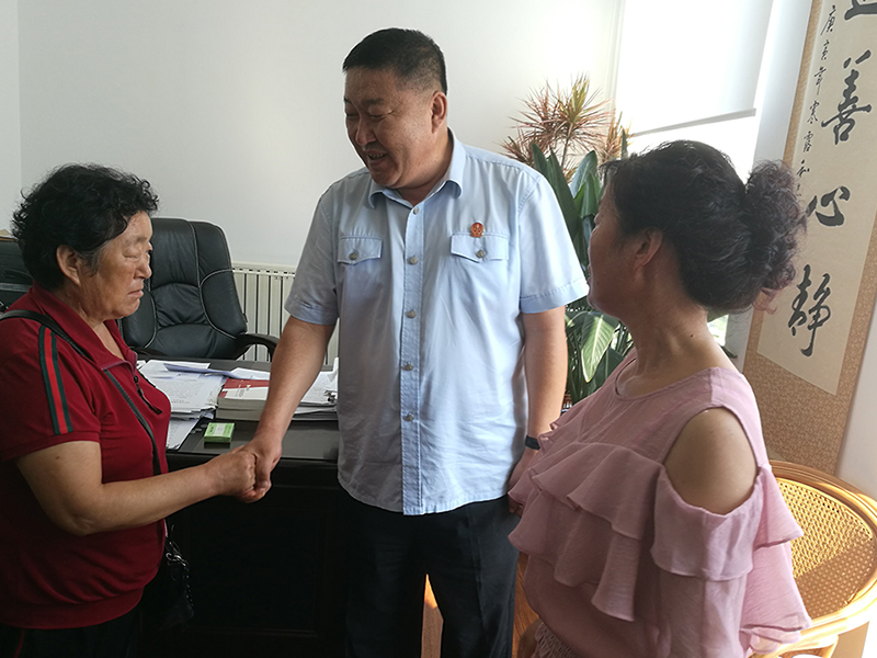 兩姐妹感謝執(zhí)行局局長