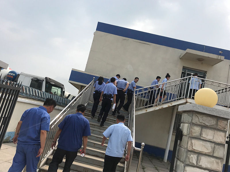 執(zhí)行干警們突擊搜查