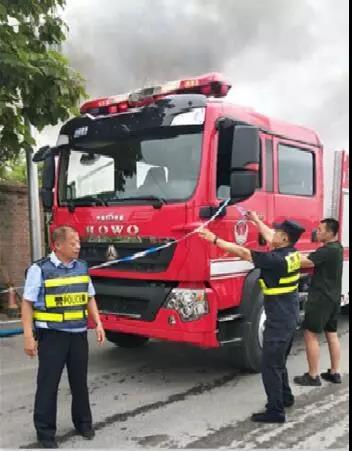 剛剛搬完機(jī)油桶的王化軒（左）