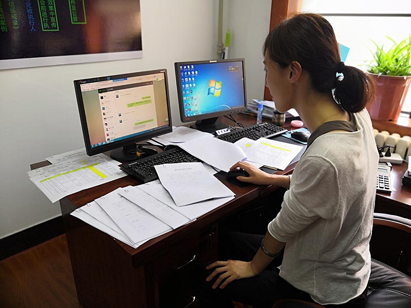 配文1：法院工作人員通過小程序與市民互動(dòng)