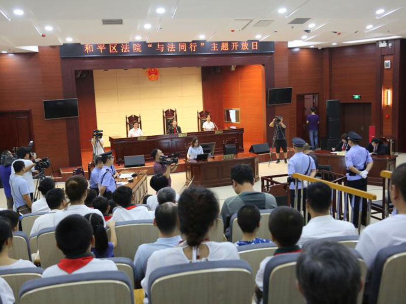 庭審現(xiàn)場(chǎng)2