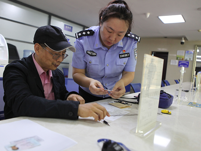 尹琳琳在幫助指導(dǎo)辦證的老年人填寫表格1