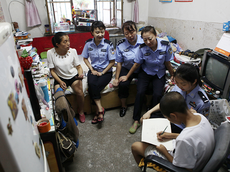 小安陽認(rèn)真專注地為警察阿姨畫像（建議大圖）2