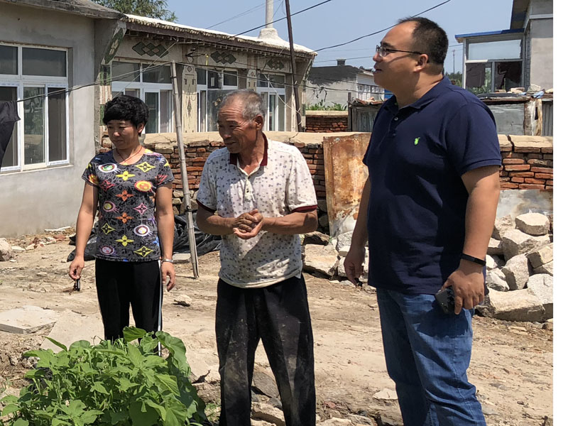 駐村書(shū)記王精仁（右一）在村民張玉家