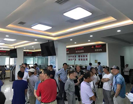 數(shù)十名原告在焦急等待