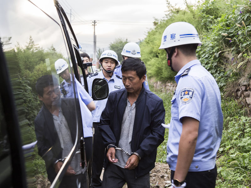 高某被押上警車