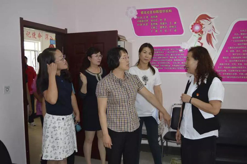 吳秋菊（中）在鋁北社區(qū)調研指導