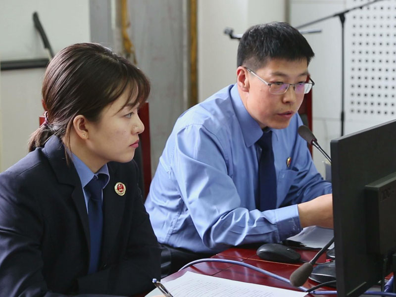 省人民檢察院遼河分院公訴科副科長(zhǎng)陳濤出庭公訴（右一）