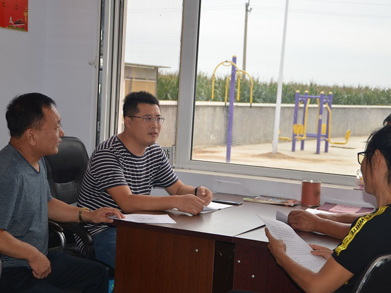 靳學(xué)研(左二)召開(kāi)村“兩委”班子工作會(huì)議