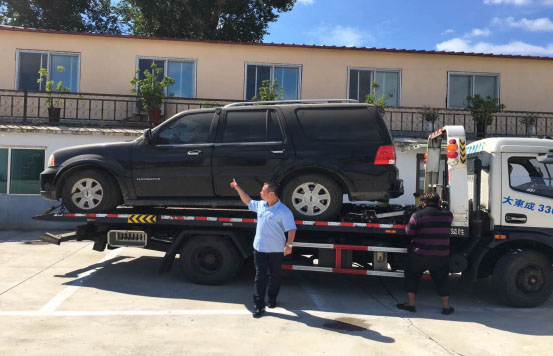 承辦法官指揮扣押車輛現(xiàn)場(chǎng)