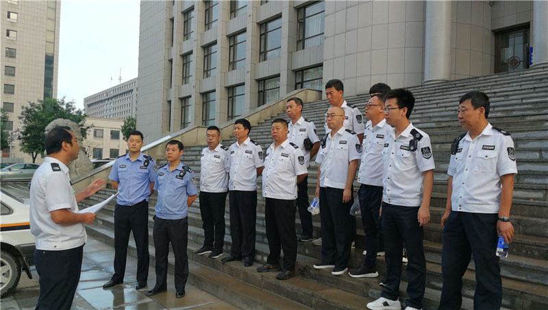 岫巖法院執(zhí)行局負責人閆永剛為干警們部署工作