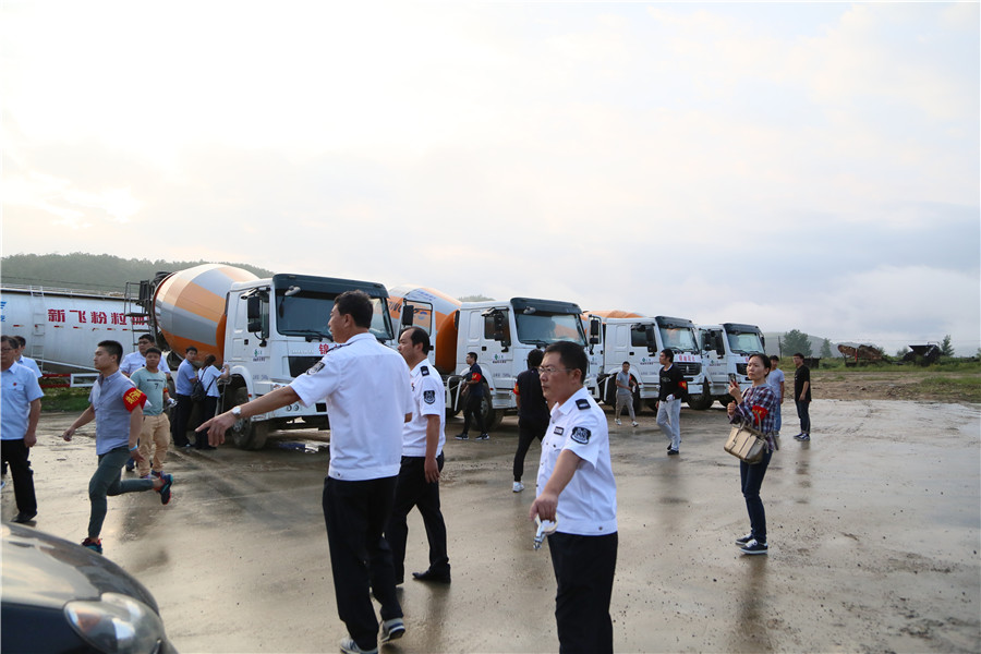 岫巖法院執(zhí)行干警協(xié)助現(xiàn)場執(zhí)行工作