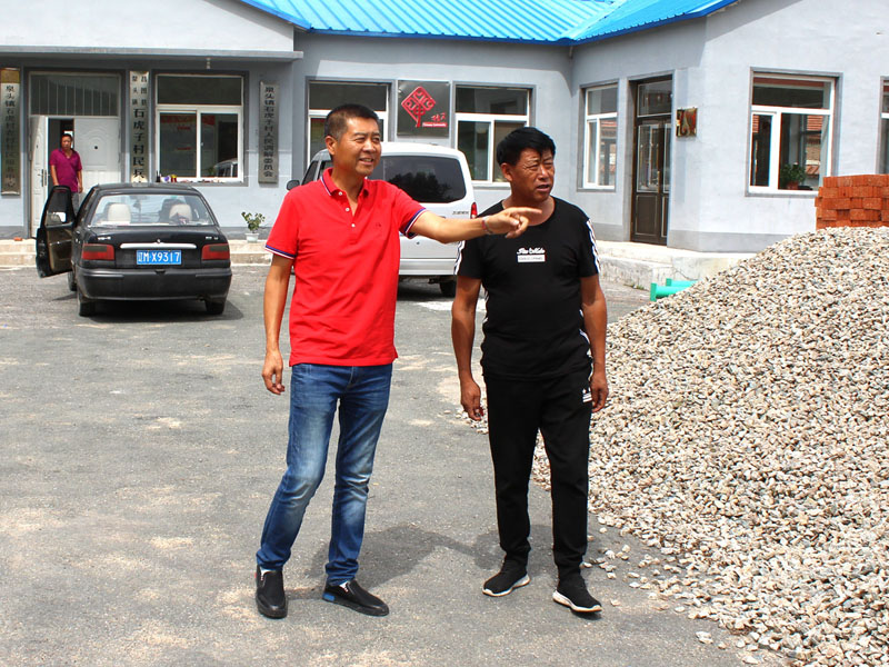 馬曉軍（左）與村書記王長玉在村委會(huì)大院施工現(xiàn)場