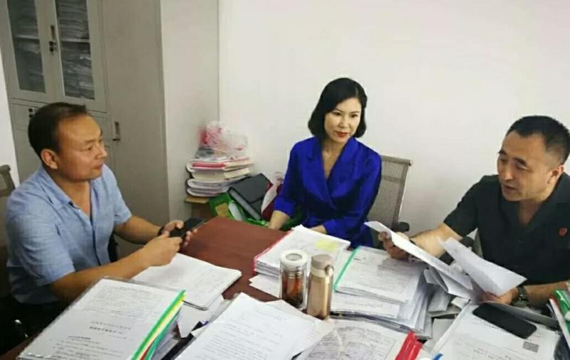 沈陽市沈河區(qū)人民法院法官路東波（右一）在辦案