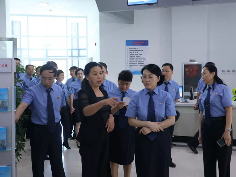 營口市人民檢察院檢察長張為（右三）在營口市行政審批局參觀