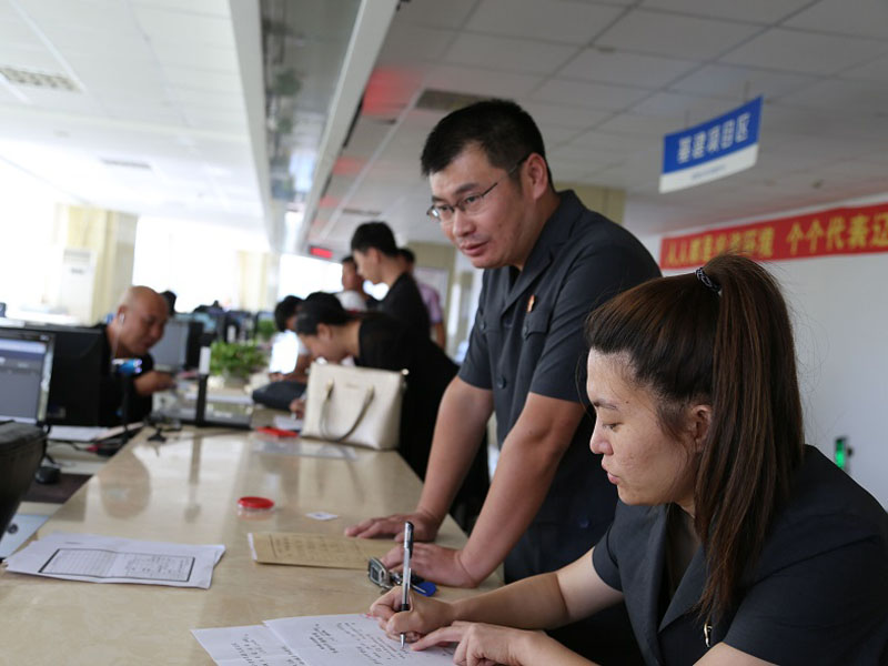 王鐵光(右二)協(xié)助當(dāng)事人辦理房屋過戶